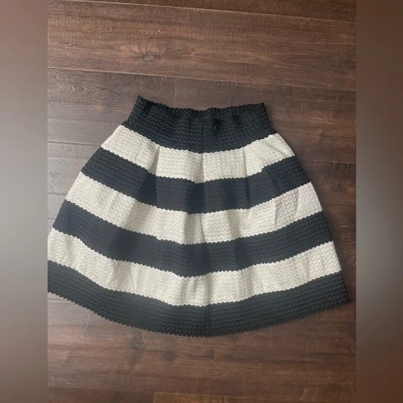 Cute black and white small skirt. Stretch so will for small
To large. #c17 - Picture 3 of 4
